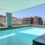 Backup-Power Panoramic City View Apartment